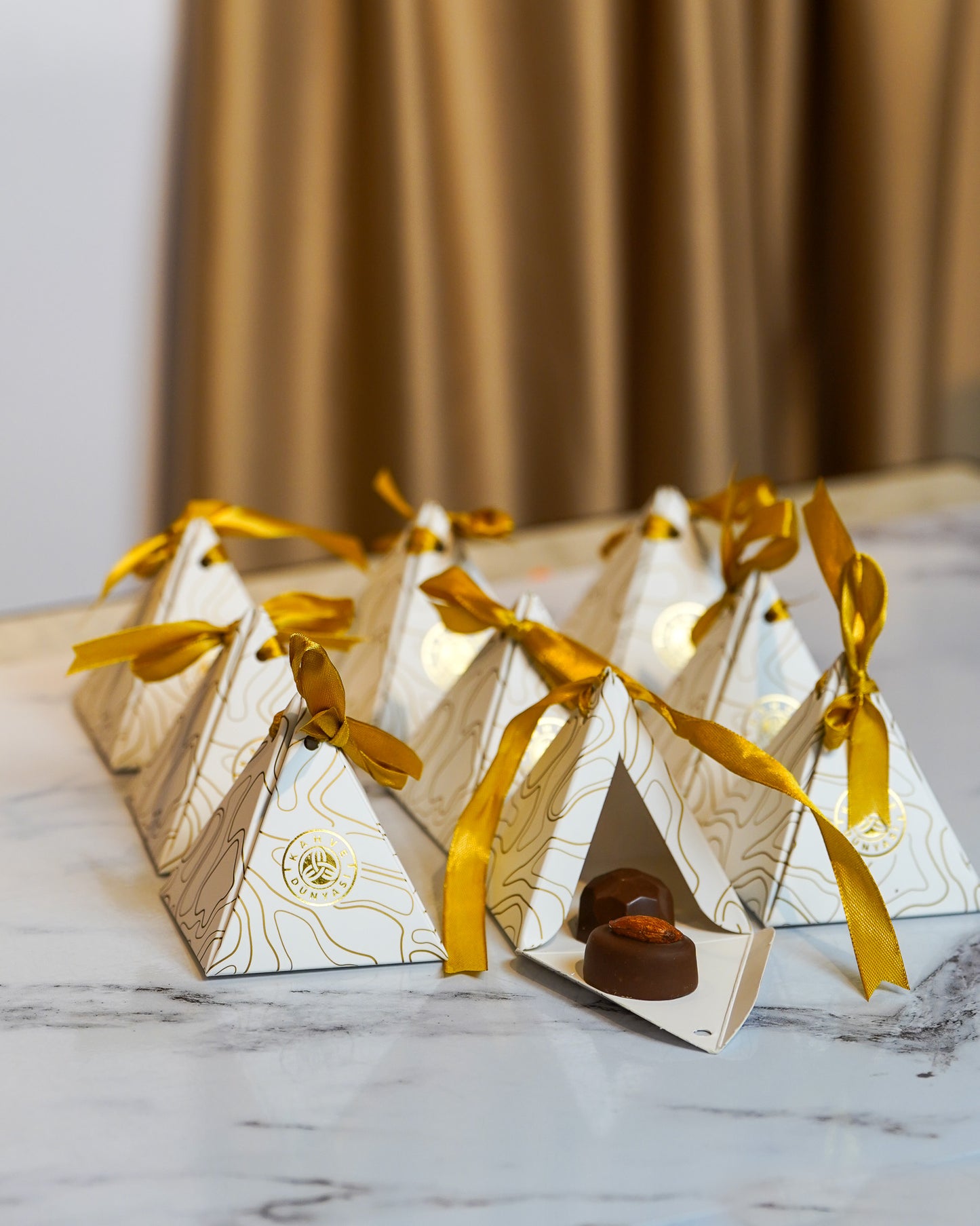 Elegant Mini Chocolate Gift Box (white)